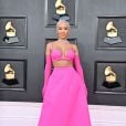 Grammy 2022:  Saweetie usou duas tendências, luvas e rosa 
