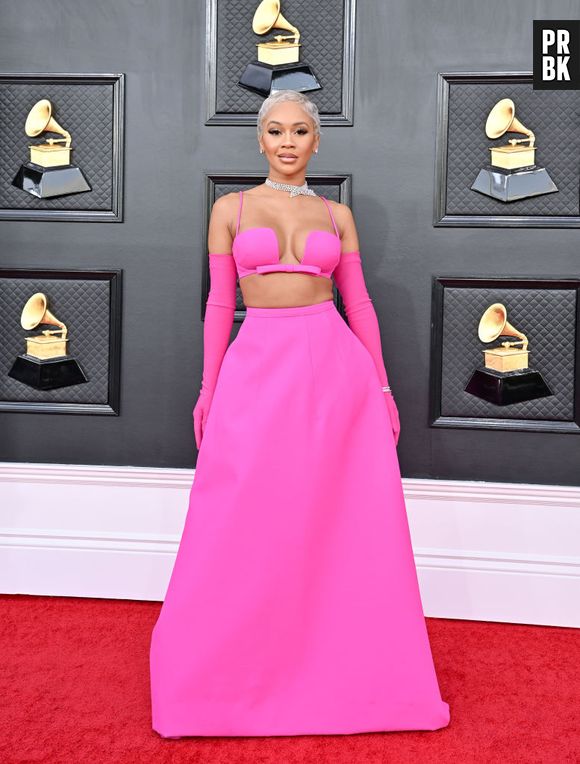 Grammy 2022: Saweetie usou duas tendências, luvas e rosa