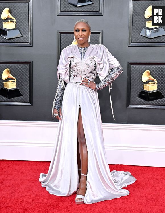 Grammy 2022: Cynthia Erivo foi com look metalizado 