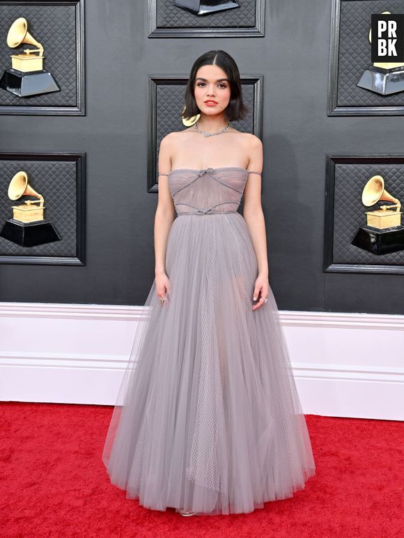 Grammy 2022: Rachel Zegler foi com vestido clássico e romântico
