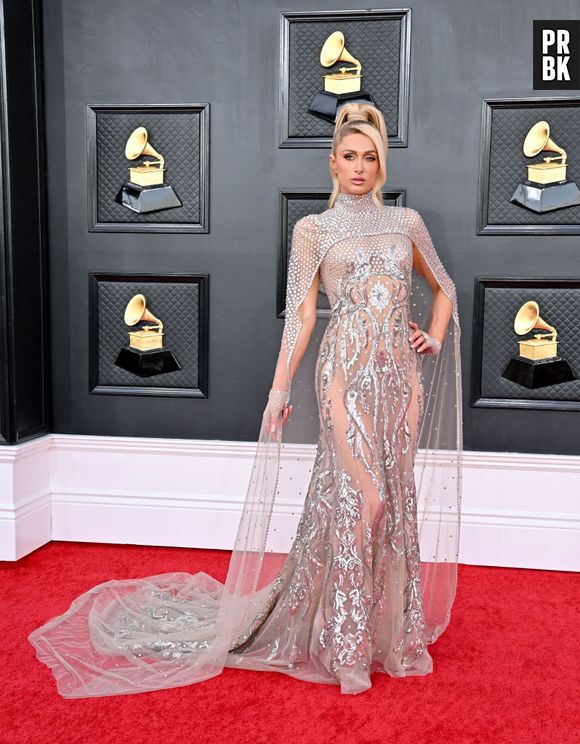Grammy 2022: Paris Hilton arrasou com look transparente e brilhante