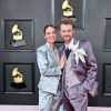 Grammy 2022: Finneas e Claudia Sulewski usaram conjunto de seda