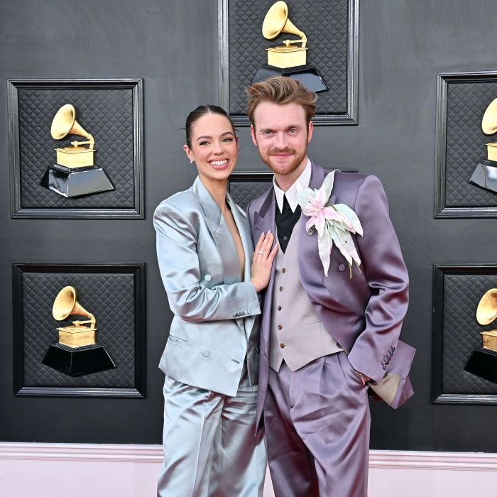Grammy 2022: Finneas e Claudia Sulewski usaram conjunto de seda