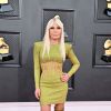 Grammy 2022: Donatella Versace foi com peça esverdeada