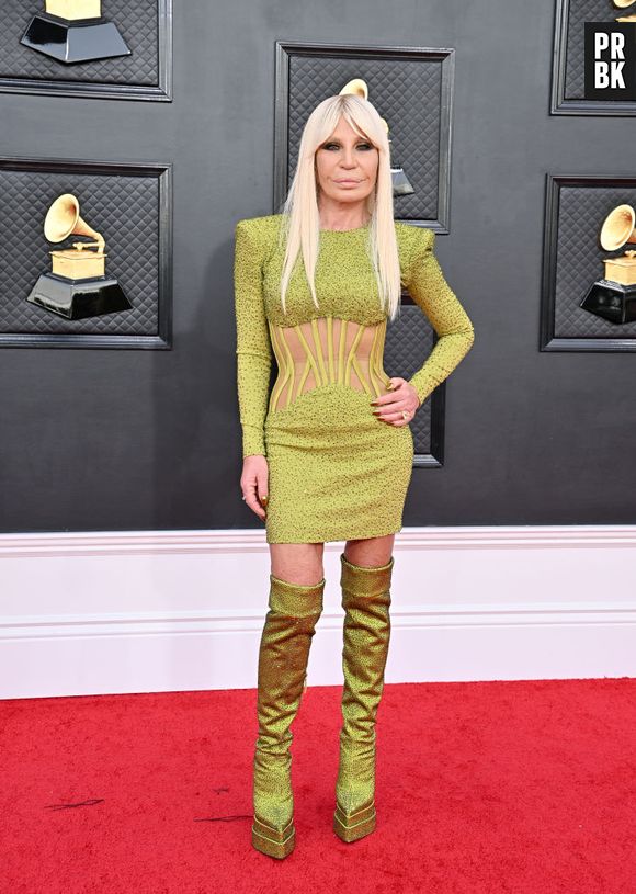Grammy 2022: Donatella Versace foi com peça esverdeada