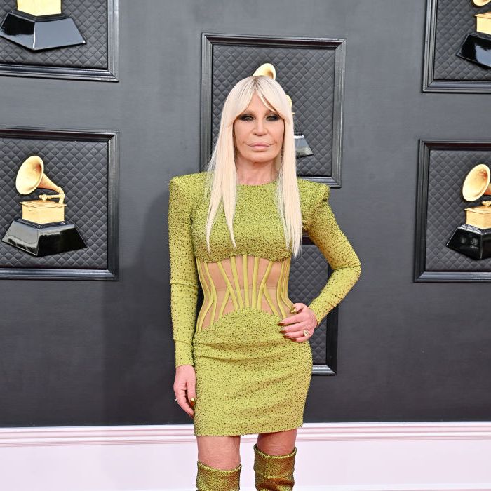 Grammy 2022: Donatella Versace foi com peça esverdeada