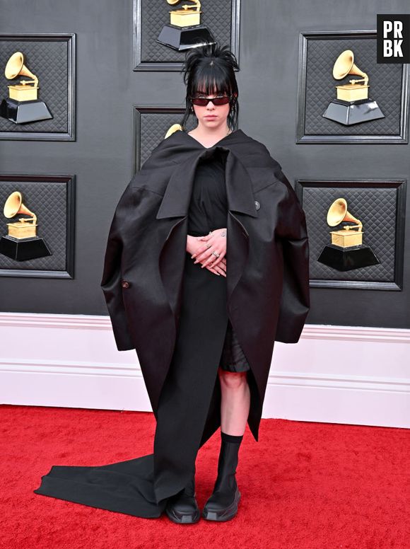 Grammy 2022: Billie Eilish apostou em peças com volume, característica da cantora