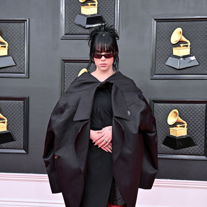 Grammy 2022: Billie Eilish apostou em peças com volume, característica da cantora