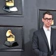 Grammy 2022:  Jack Antonoff foi com conjunto preto básico 