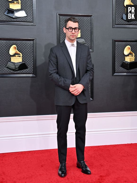 Grammy 2022: Jack Antonoff foi com conjunto preto básico