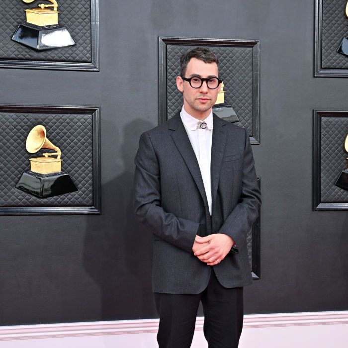 Grammy 2022:  Jack Antonoff foi com conjunto preto básico 