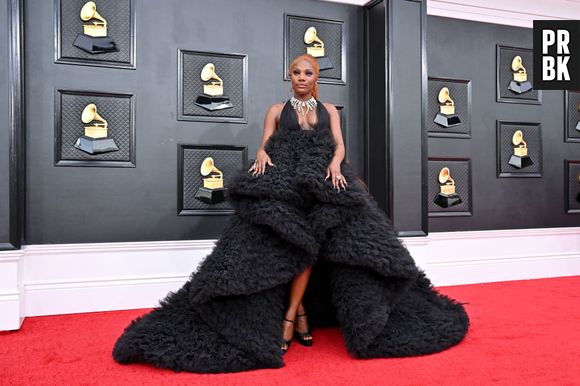 Grammy 2022: Doechii foi com vestido preto de camadas 