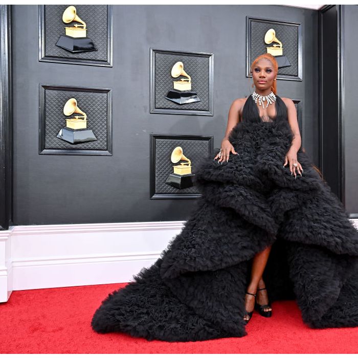 Grammy 2022:  Doechii foi com vestido preto de camadas  