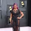 Grammy 2022: Laverne Cox investiu na cor apenas no make, com vestido preto transparente 