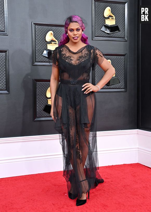 Grammy 2022: Laverne Cox investiu na cor apenas no make, com vestido preto transparente 