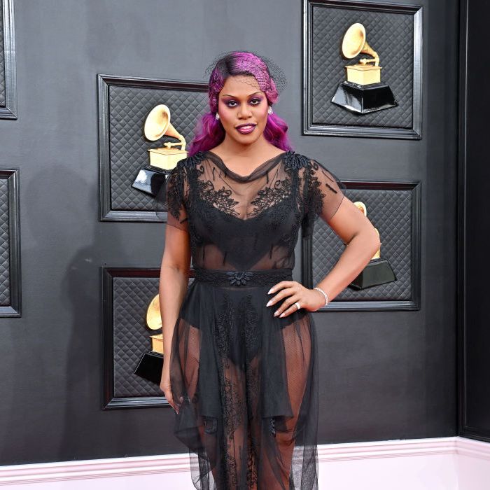 Grammy 2022:  Laverne Cox investiu na cor apenas no make, com vestido preto transparente  
