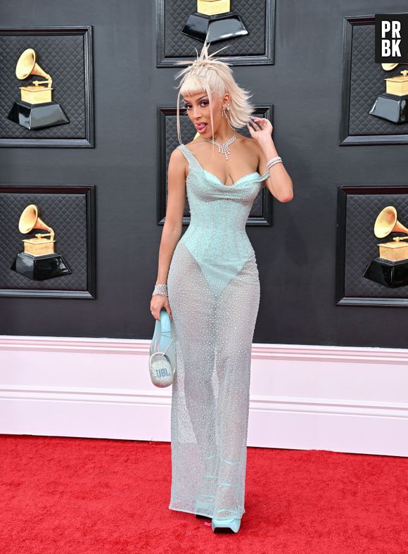 Grammy 2022: Doja Cat usou vestido verde água em noite especial