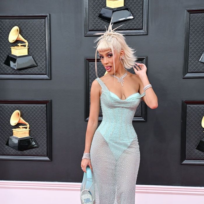 Grammy 2022: Doja Cat usou vestido verde água em noite especial