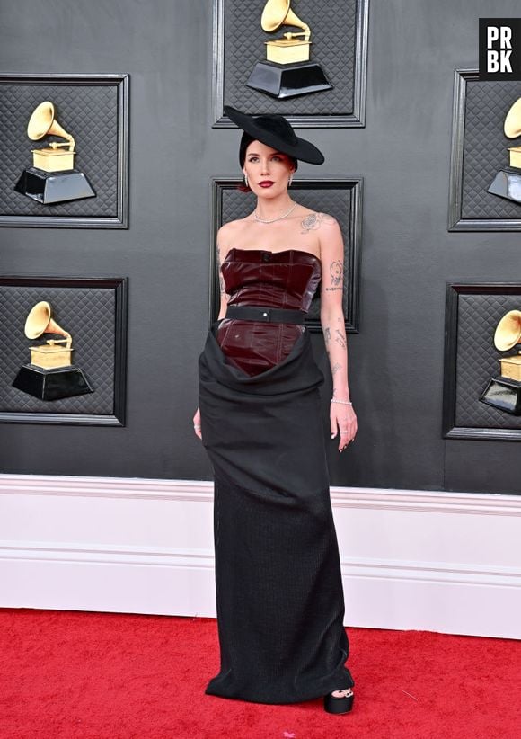 Grammy 2022: Halsey deixou look criativo com adição do chapéu