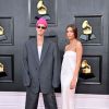 Grammy 2022: Justin e Hailey Bieber foram com looks mais despojados