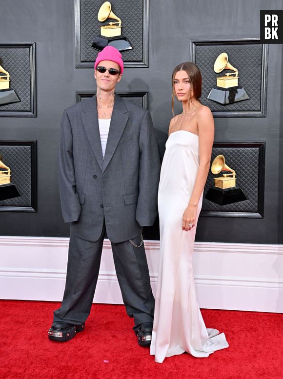 Grammy 2022: Justin e Hailey Bieber foram com looks mais despojados