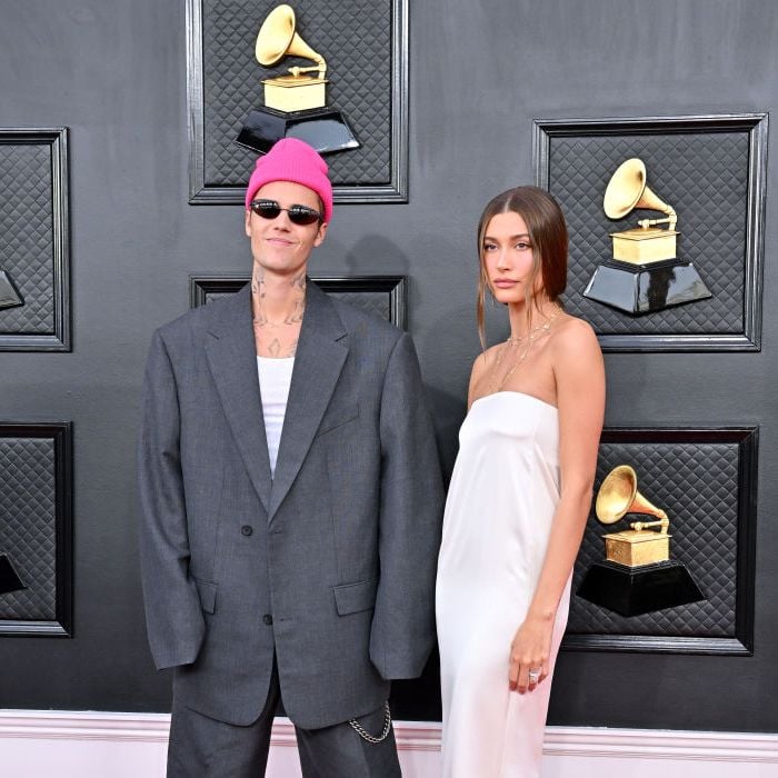 Grammy 2022: Justin e Hailey Bieber foram com looks mais despojados
