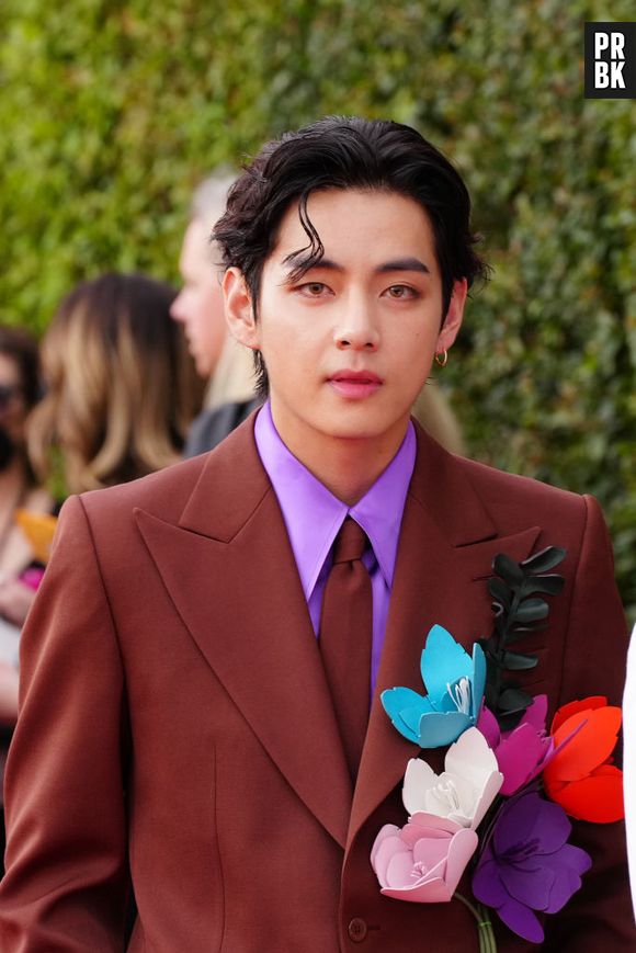 Taehyung, do BTS, arrasou em look para o Grammy 2022