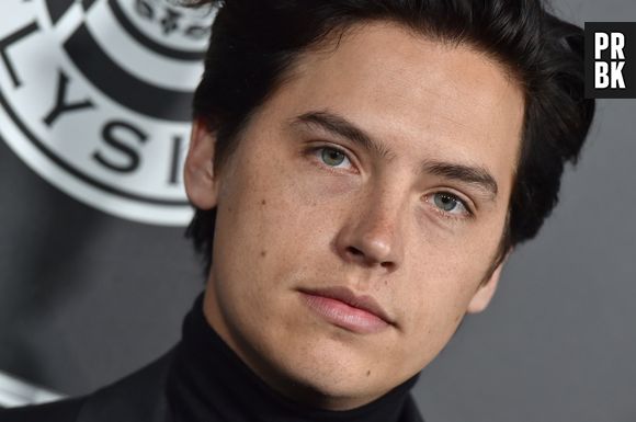 Cole Sprouse, em entrevista ao The New York Times, criticou situação das atrizes mirins na Disney