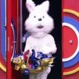 Arthur Aguiar retorna do paredão falso no "BBB22" fantasiado de coelho da Páscoa para ação da Lacta