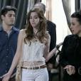 Natasha (Sophia Abrahão) chegou na mansão que era de Nicole (Marina Ruy Barbosa) para ajudar sua mãe Lídia (Angela Rebello) em "Amor à Vida"