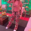 Ludmilla arrasou com calça, biquíni e bucket hat de crochê