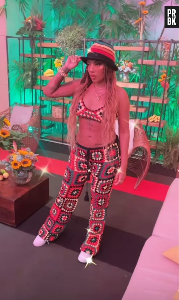 Ludmilla arrasou com calça, biquíni e bucket hat de crochê