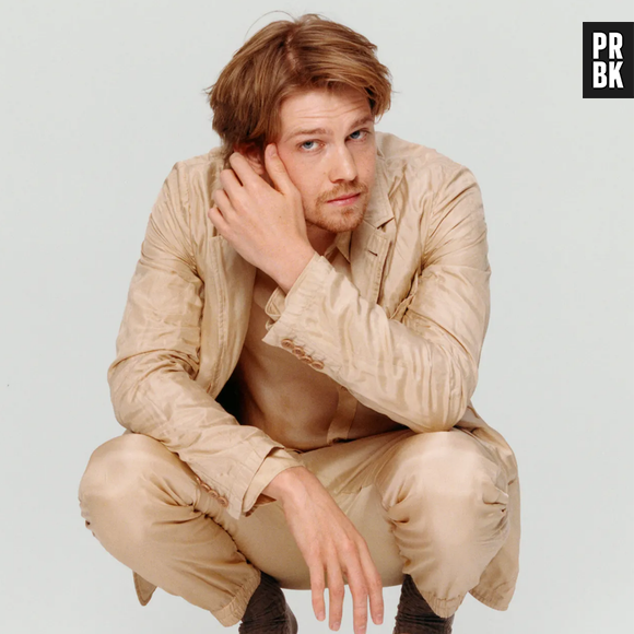 Joe Alwyn detalheu trabalho com Taylor Swift em entrevista à GQ