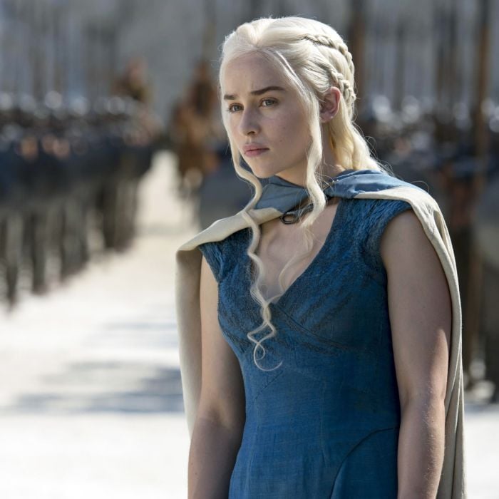 Daenerys Targaryen (Emilia Clarke) ficou louca e foi assassinada por Jon Snow no final de &quot;Game of Thrones&quot;, deixando público decepcionado