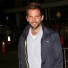 Jaqueta corta vento está fazendo sucesso, principalmente entre o público masculino, como mostra Bradley Cooper