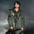   Os meninos do BTS, como o V, ou T aehyung,  aderiram à moda da jaqueta corta vento