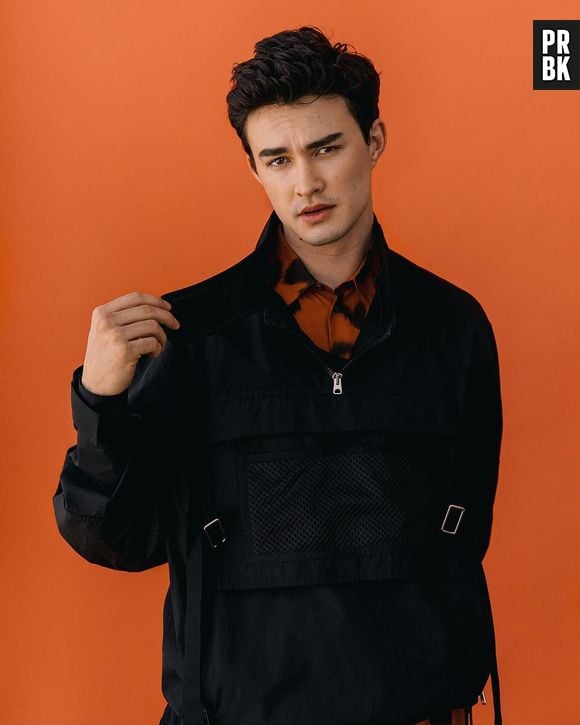 Gavin Leatherwood usou uma jaqueta corta vento preta bem diferente, mas estilosa