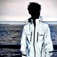 Jaqueta corta vento branca também pode ser uma ótima peça no seu guarda-roupa, como mostra Aidan  Gallagher, de "The Umbrella Academy" 