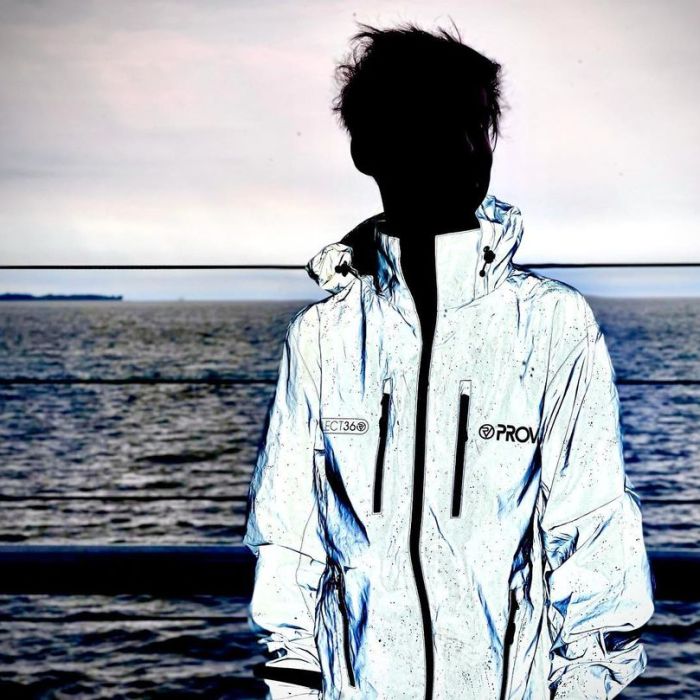 Jaqueta corta vento branca também pode ser uma ótima peça no seu guarda-roupa, como mostra Aidan  Gallagher, de &quot;The Umbrella Academy&quot; 