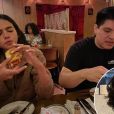 Xolo flagra Bruna Marquezine comendo sanduíche em dia de folga