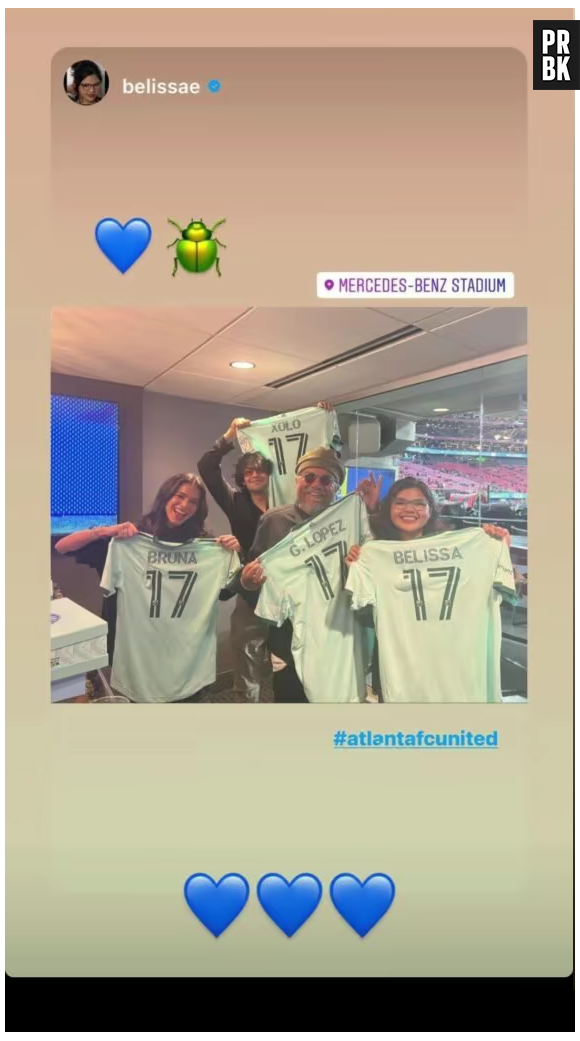 Bruna Marquezine curte jogo de futebol em Atlanta com Xolo e membros do filme "Besouro Azul"