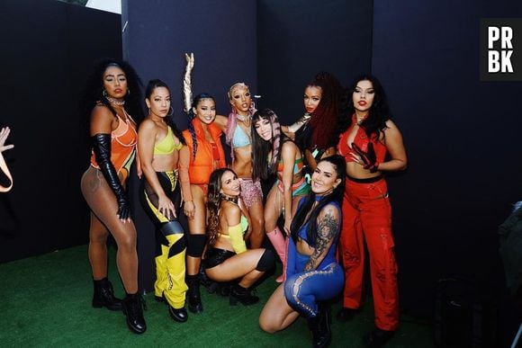 Anitta posa com duas bailarinas nos bastidores do Rock in Rio Lisboa 2022 após mala extraviada