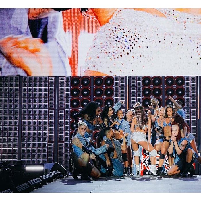 Anitta leva família para o palco do Rock in Rio Lisboa 2022 ao cantar &quot;Rave de Favela&quot;