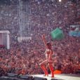 Anitta agita público com "Envolver" e remix de "Dançarina"
