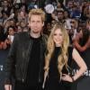 Avril Lavigne contou ainda que ela e seu marido, Chad Kroger, tiveram despedidas de solteiros: "Foi em uma ilha, que eu não me lembro, brincadeira! Dormimos até as 5h"