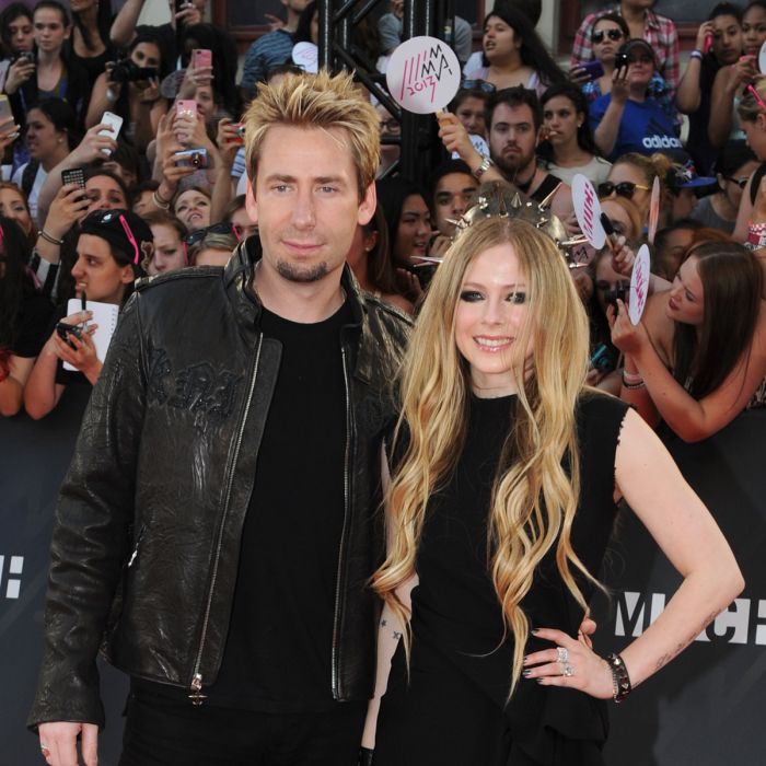 Avril Lavigne contou ainda que ela e seu marido, Chad Kroger, tiveram despedidas de solteiros: &quot;Foi  em uma ilha, que eu não me lembro, brincadeira! Dormimos até as 5h&quot; 