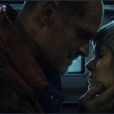 "Stranger Things 4": o 2º beijo de  Hopper (David Harbour) e Joyce (Winona Ryder) foi ideia dos atores 