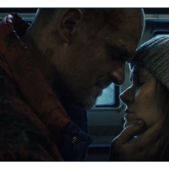 &quot;Stranger Things 4&quot;: o 2º beijo de  Hopper (David Harbour) e Joyce (Winona Ryder) foi ideia dos atores 