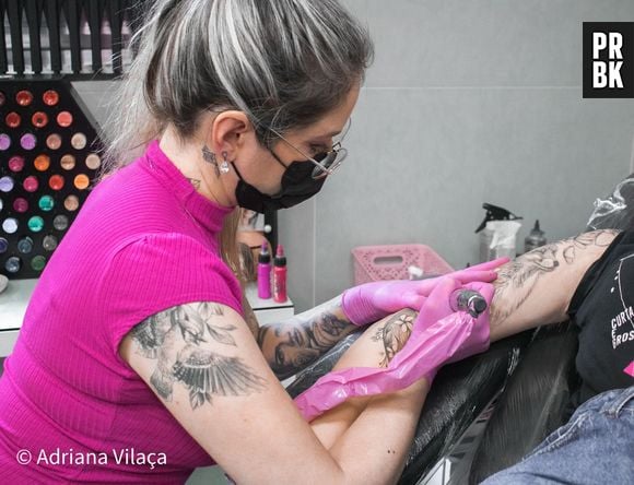 A tatuadora Ale Rosa, CEO do Pink Side Tattoo, ensina cuidados para manter seu rabisco intacto