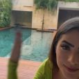 Jade Picon tem piscina com deck de madeira em mansão